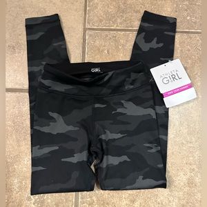 Athelta Girl printed chit chat tights size 6
NWT
Black camo print